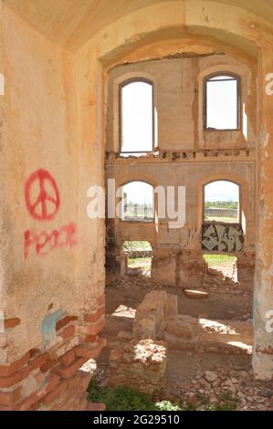 Inneneinrichtung einer antiken Zuckerfabrik in Maro aufgegeben Stockfoto