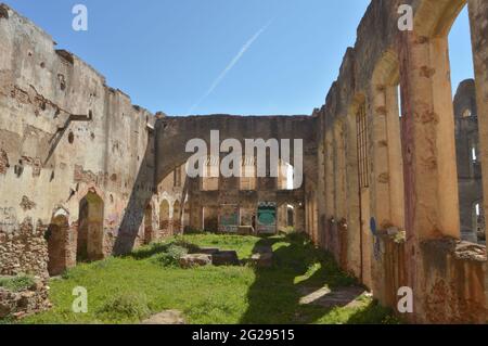 Pflanzeninterieur einer antiken Zuckerfabrik in Maro aufgegeben Stockfoto