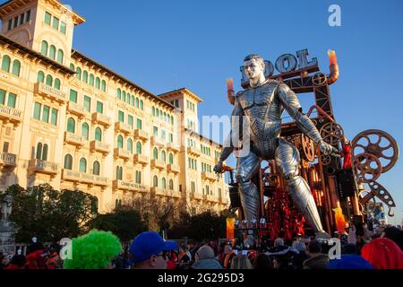 Viareggio, Italien. Februar 2020. Die erste Kategorie allegorischer Wagen 'Idol' von Umberto, Stefano und Michele Cinquini (Foto von Federico Neri/Pacific Press/Sipa USA) Quelle: SIPA USA/Alamy Live News Stockfoto