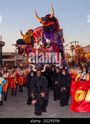 Viareggio, Italien. Februar 2020. Das Erscheinen auf dem Boden des allegorischen Streitwagens der ersten Kategorie 'Olè, Aca hombre' von Carlo Lombardi (Foto von Federico Neri/Pacific Press/Sipa USA) Quelle: SIPA USA/Alamy Live News Stockfoto