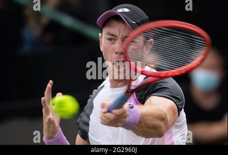 Stuttgart, Deutschland. Juni 2021. Tennis: ATP Tour - Stuttgart, Singles, Herren, 1. Runde. Dominik Koepfer aus Deutschland im Kampf gegen Rodionov aus Österreich. Quelle: Marijan Murat/dpa/Alamy Live News Stockfoto