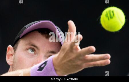 Stuttgart, Deutschland. Juni 2021. Tennis: ATP Tour - Stuttgart, Singles, Herren, 1. Runde. Dominik Koepfer aus Deutschland gegen Rodionov aus Österreich. Quelle: Marijan Murat/dpa/Alamy Live News Stockfoto