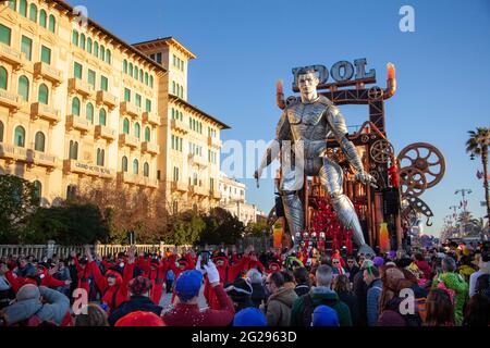 Viareggio, Italien. Februar 2020. Die erste Kategorie allegorischer Wagen 'Idol' von Umberto, Stefano und Michele Cinquini (Foto von Federico Neri/Pacific Press/Sipa USA) Quelle: SIPA USA/Alamy Live News Stockfoto