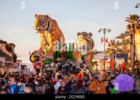 Viareggio, Italien. Februar 2020. Die zweite Kategorie des allegorischen Streitwagens „Jagd nach einem glücklichen Ende“ von Luca Bertozzi (Foto: Federico Neri/Pacific Press/Sipa USA) Quelle: SIPA USA/Alamy Live News Stockfoto