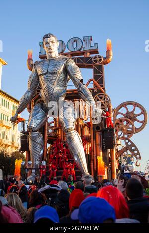 Viareggio, Italien. Februar 2020. Die erste Kategorie allegorischer Wagen 'Idol' von Umberto, Stefano und Michele Cinquini (Foto von Federico Neri/Pacific Press/Sipa USA) Quelle: SIPA USA/Alamy Live News Stockfoto