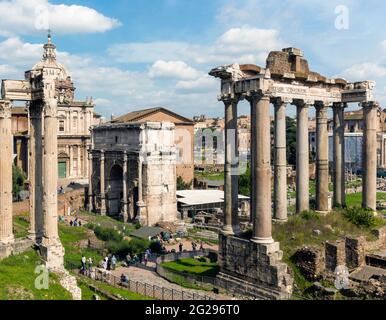 Rom, Italien. Das Forum Romanum. Der Bogen von Septimius Severus im Zentrum. Das historische Zentrum von Rom ist ein UNESCO-Weltkulturerbe. Stockfoto