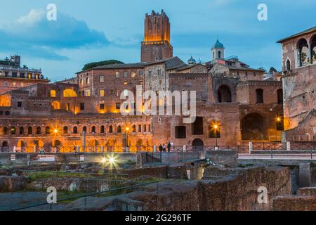 Rom, Italien. Trajans Forum und Markt aus dem zweiten Jahrhundert n. Chr., in der Abenddämmerung. Der Turm, Zentrum, ist der Torre delle Milizie aus dem 13. Jahrhundert. Es ha Stockfoto