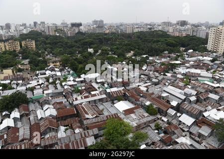 Ein Teil des Slums Mohakhali Sat Tala in Dhaka aus der Draufsicht.Laut Weltbank strömen jedes Jahr bis zu einer halben Million Landmigranten zur Arbeit in die Hauptstadt Dhaka, was den Rang der städtischen Armen anschwellen lässt. Stockfoto