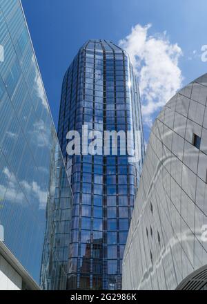 Ein Hochhaus von Blackfriars, das an einem sonnigen Tag von unten aus gesehen wird. London - 5. Juni 2021 Stockfoto