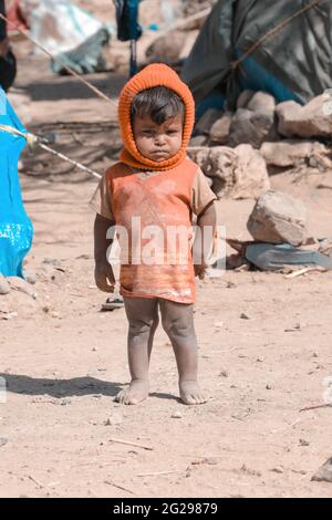 Taiz/Jemen - 09. Februar 2017: Ein Junge lebt im Freien mit seiner Familie in einem Lager für Vertriebene wegen des Krieges im Jemen. Stockfoto