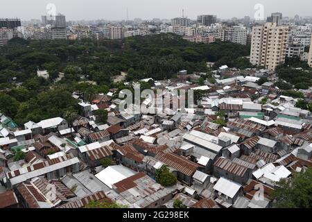 Dhaka, Bangladesch. Juni 2021. Ein Teil des Slums Mohakhali Sat Tala in Dhaka aus der Draufsicht.Laut Weltbank strömen jedes Jahr bis zu einer halben Million Landmigranten zur Arbeit in die Hauptstadt Dhaka, was den Rang der städtischen Armen anschwellen lässt. Quelle: Piyas Biswas/SOPA Images/ZUMA Wire/Alamy Live News Stockfoto