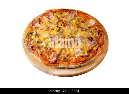 Runde hausgemachte Pizza auf einem Holzbrett isoliert auf weißem Hintergrund. Traditionelle einfache Pizza mit dicker Kruste. Stockfoto