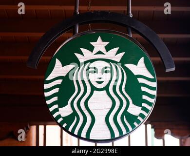 Ein Schild mit dem berühmten Starbucks Logo hängt über dem Eingang eines Starbucks Coffee Shops in Santa Fe, New Mexico. Stockfoto