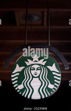 Ein Schild mit dem berühmten Starbucks Logo hängt über dem Eingang eines Starbucks Coffee Shops in Santa Fe, New Mexico. Stockfoto