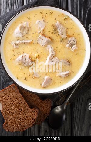 PEA-Suppe Artsoppa Schwedische Rezepte aus nächster Nähe auf dem Teller auf dem Tisch. Vertikale Draufsicht von oben Stockfoto