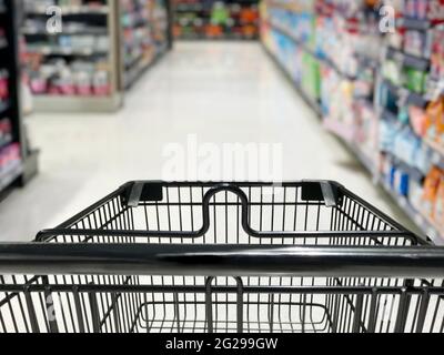 Warenkorb mit Weinflaschen Regale im Supermarkt Stockfoto
