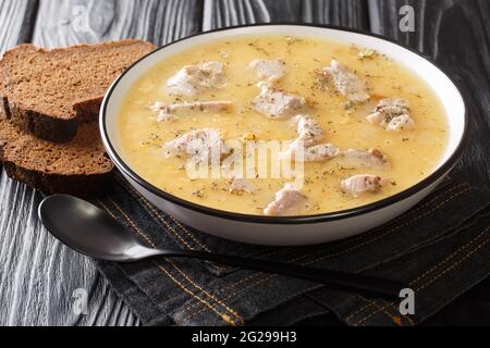 Split Pea Soup Artsoppa ein traditionelles schwedisches Essen in der Nähe auf dem Teller auf dem Tisch. Horizontal Stockfoto