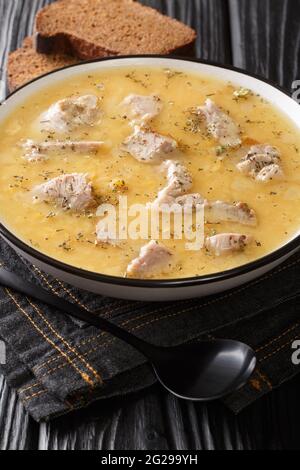 Artsoppa ist eine schwedische Suppe, die überwiegend gelbe Erbsen und Fleisch in der Nähe auf dem Teller auf dem Tisch besteht. Vertikal Stockfoto
