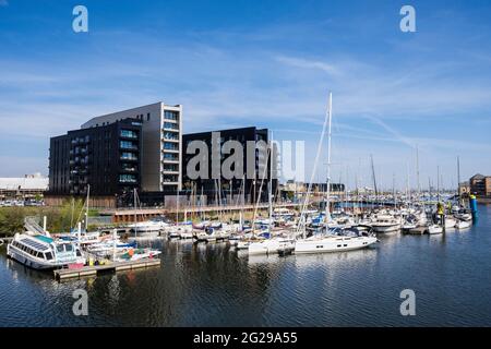 Aquabus und Boote, die an den Anlegestegen am Ely River Marina festgemacht sind. Penarth, Cardiff, (Caerdydd), Vale of Glamorgan, South Wales, Großbritannien, Großbritannien Stockfoto