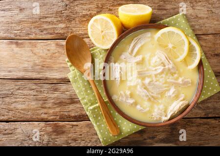 Kotosoupa Avgolemono Rezept ist eine griechische Hühnerzitronensuppe, die beruhigend und voller frischer Aromen in der Nähe auf dem Teller auf dem Tisch ist. Horizontale t Stockfoto