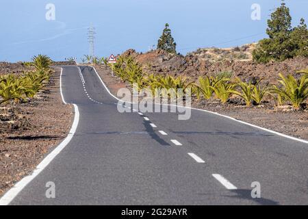 Leere zweispurige asphaltierte Landstraße in der Nähe von Arguayo, Santiago del Teide, Teneriffa, Kanarische Inseln, Spanien Stockfoto