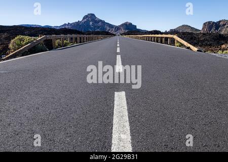 Blick auf die asphaltierte Landstraße TF38 durch den Nationalpark Las Canadas del Teide, Teneriffa, Kanarische Inseln, Spanien Stockfoto