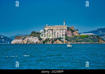 Blick auf Alcatraz vom Pier 39 Stockfoto