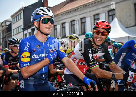 Der Belgier Remco Evenepoel von Deceuninck - Quick-Step und der Belgier Philippe Gilbert von Lotto Soudal am Start der ersten Etappe des Balois Stockfoto