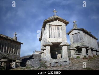 Traditionelle Steinspeicher aus dem Norden Portugals. Stockfoto