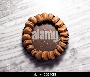 Dunkle Schokolade Ganache gesalzener Karamell-Torte mit Macarons Stockfoto