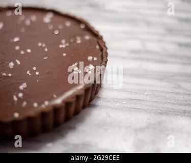 Dunkle Schokolade Ganache Gesalzener Karamell-Torte Stockfoto