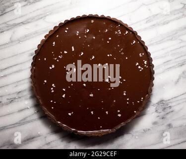 Karamell Mit Gesalzener Ganache-Torte Aus Dunkler Schokolade Stockfoto