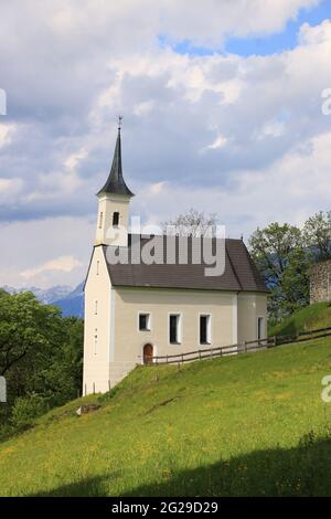 Kapelle vor der Burg Kaprun im Pinzgau, Österreich. Stockfoto