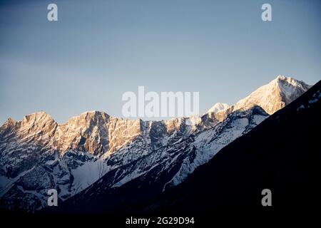 Der Blick auf unbenannte Gipfel aus Lungdhen, Nepal Stockfoto