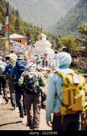 Trekker steigen in Richtung Namche Bazaar, Nepal Stockfoto