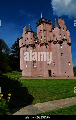 Außenansicht des historischen Craigievar-Schlosses in der Nähe des Royal Deeside-Dorfes Alford in Schottland. Stockfoto