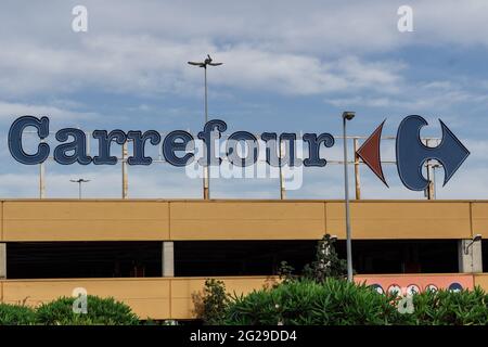 Barcelona, Spanien - 16. Mai 2021. Logo und Fassade von Carrefour, einer multinationalen Vertriebskette französischer Herkunft Stockfoto