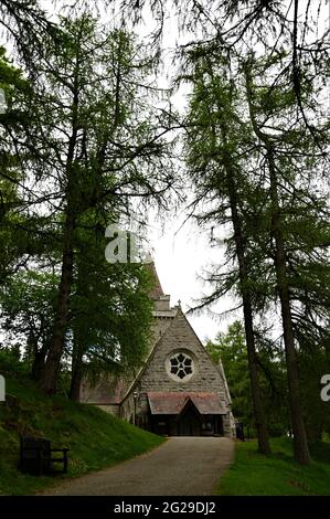 Außenansicht der Architektur eines Kirchengebäudes im Deeside-Dorf Crathie. Stockfoto