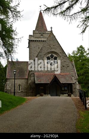 Außenansicht der Architektur eines Kirchengebäudes im Deeside-Dorf Crathie. Stockfoto