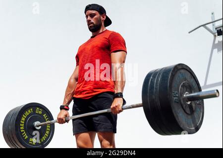 Gewichtheben Fitness Mann Bodybuilding oder Powerlifting im Outdoor-Fitness-Studio. Bodybuilder Krafttraining Heben Langhantel Gewichte tun deadlift Übung. Stockfoto