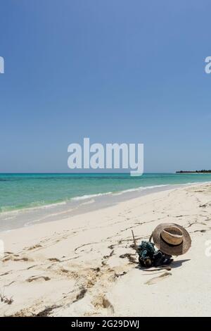 Ein Sonnenhut am Meer an einem karibischen Strand Stockfoto