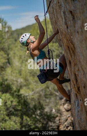 Hübsches Mädchen klettert an einem sonnigen Tag Stockfoto