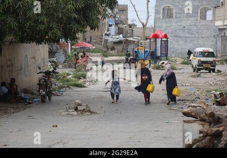 Taiz /Jemen - 08 Aug 2020 : Kinder holen Wasser aufgrund der Wasserkrise und der schwierigen Lebensbedingungen der Bewohner der Stadt Taiz Stockfoto