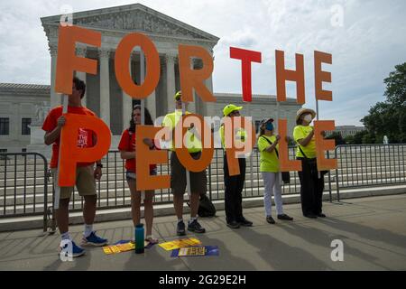 Washington, Usa. Juni 2021. Am Mittwoch, den 9. Juni 2021, versammeln sich Menschen vor dem Obersten Gerichtshof in Washington, DC, um den for the People Act zu unterstützen, ein Gesetz zur Ausweitung der Stimmrechte. Foto von Bonnie Cash/UPI Credit: UPI/Alamy Live News Stockfoto