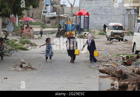 Taiz /Jemen - 08 Aug 2020 : Kinder holen Wasser aufgrund der Wasserkrise und der schwierigen Lebensbedingungen der Bewohner der Stadt Taiz Stockfoto