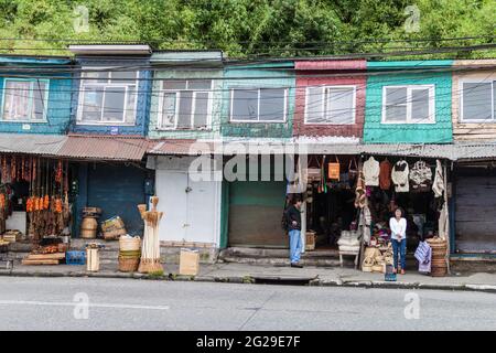 PUERTO MONTT, CHILE - 1. MÄRZ 2015: Kleine bunte Häuser mit Marktständen in Puerto Montt, Chile Stockfoto