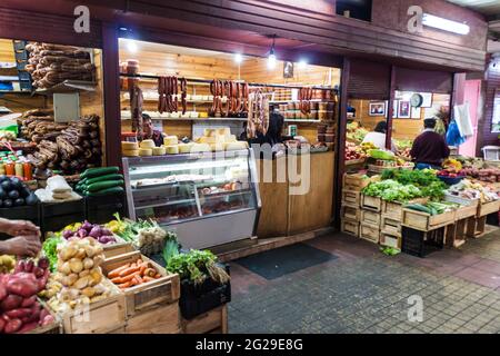 PUERTO MONTT, CHILE - 1. MÄRZ 2015: Stände auf dem Markt in Puerto Montt, Chile Stockfoto