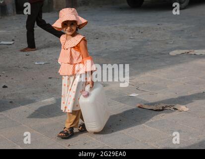 Taiz /Jemen - 08 Aug 2020 : Kinder holen Wasser aufgrund der Wasserkrise und der schwierigen Lebensbedingungen der Bewohner der Stadt Taiz Stockfoto