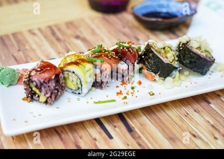 Ein Teller japanisches Essen, das aus verschiedenen Sushi-Stücken besteht Stockfoto