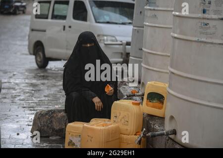 Taiz Jemen - 20. Juni 2020 : EINE jemenitische Frau holt Wasser aufgrund der Wasserkrise und der schwierigen Lebensbedingungen im Jemen. Stockfoto